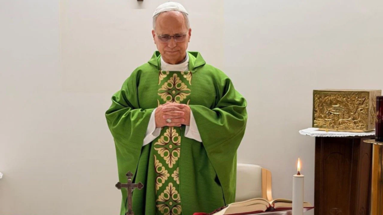 Papa Leão XIV celebra missa em hospital após cirurgia para retirada de câncer no pulmão
