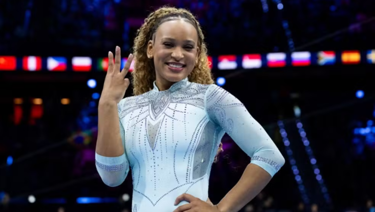 Rebeca Andrade é tricampeã mundial do salto na ginástica artística