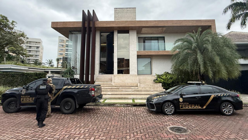 Mãe e irmão do rapper Oruam são presos em operação da PF contra internet do tráfico no Rio