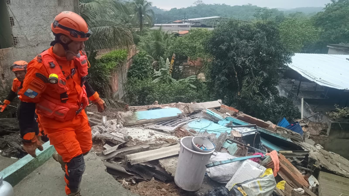 Irmãos ficam soterrados após desabamento de imóvel em Niterói