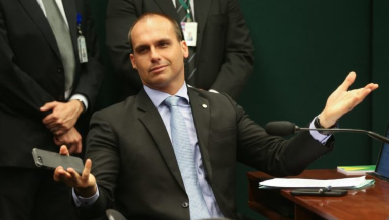 Eduardo Bolsonaro sugere que Flávio deixe o Brasil se perder eleição: 'Envie os fuzileiros navais'