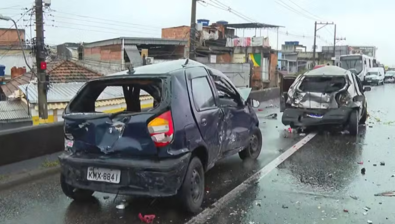 Motorista de ônibus morre após infarto e provoca engavetamento com 22 veículos na Via Dutra