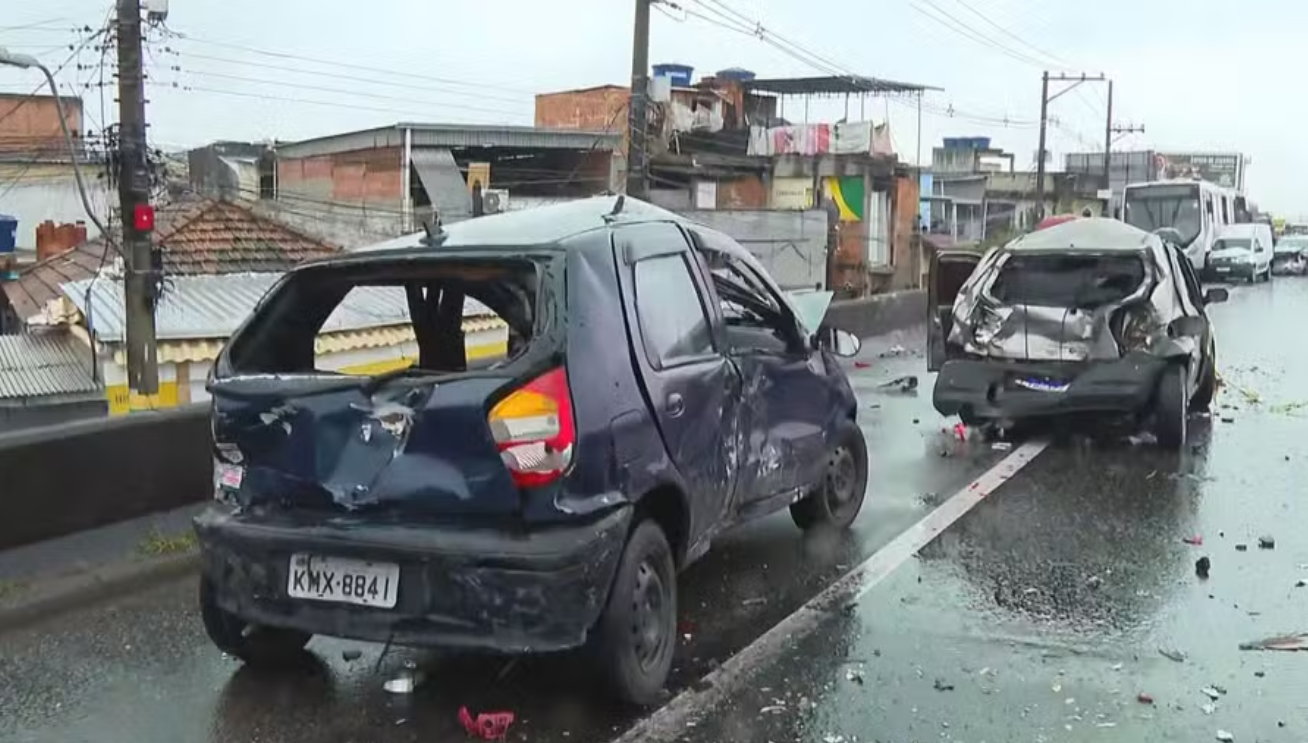Motorista de ônibus morre após infarto e provoca engavetamento com 22 veículos na Via Dutra
