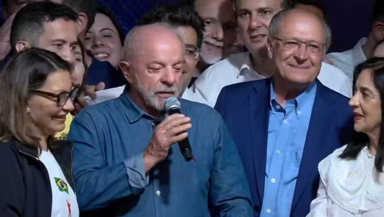 Lula comemora vitória, alfineta Bolsonaro e projeta novo governo