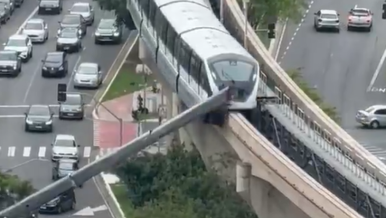 Veja o momento em que monotrilho bate em guindaste que caiu sobre os trilhos em São Paulo