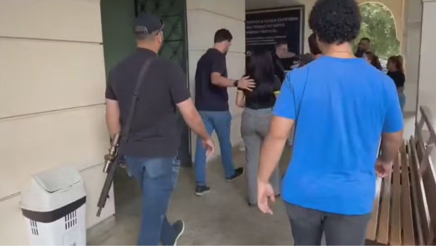 Mulher é presa em velório acusada de torturar ex de traficante por dívida de R$ 30 mil