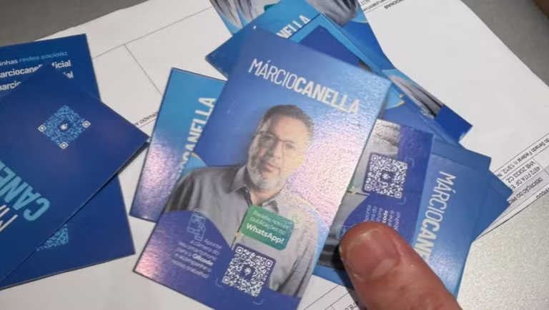 'Santinhos' de Márcio Canella são apreendidos durante operação que prendeu prendeu familiares de Oruam