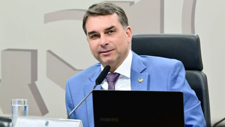 PF aponta Flávio Bolsonaro como ‘usuário master’ de conta de offshore ligada a jato usado por Vorcaro