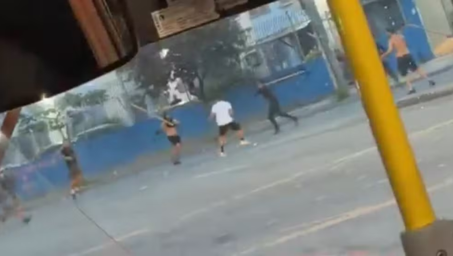 Vídeo: torcedores de Vasco e Flamengo brigam em diferentes pontos do Rio antes de clássico
